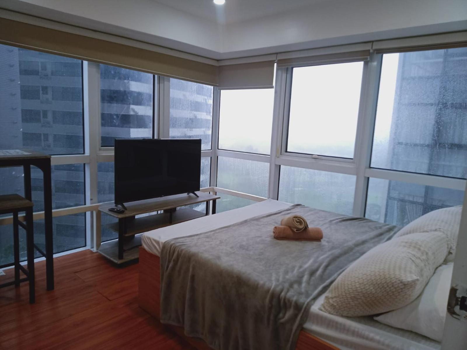 2 Bedrooms Units Forbes Area 5Th Avenue Bgc Center 마닐라 외부 사진